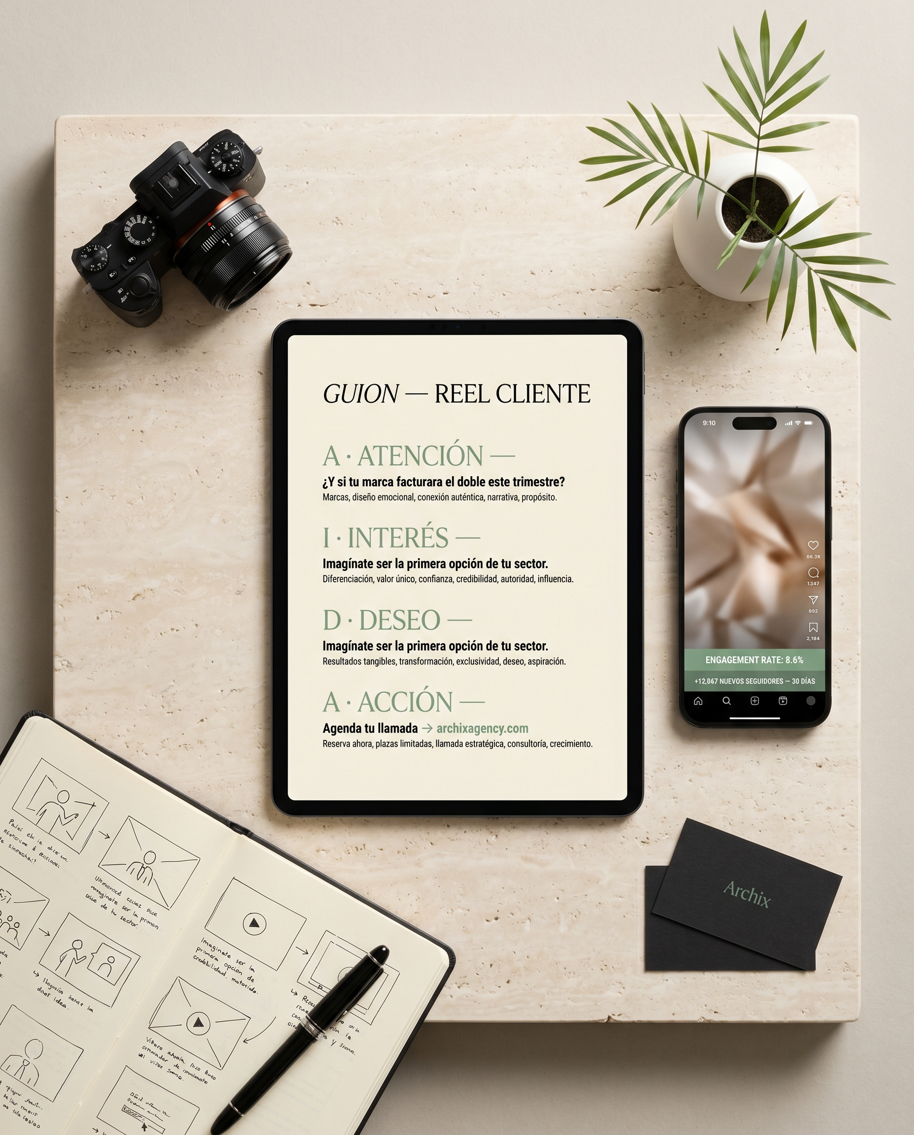 Guion AIDA en tablet con reel de Instagram y cuaderno de storyboards