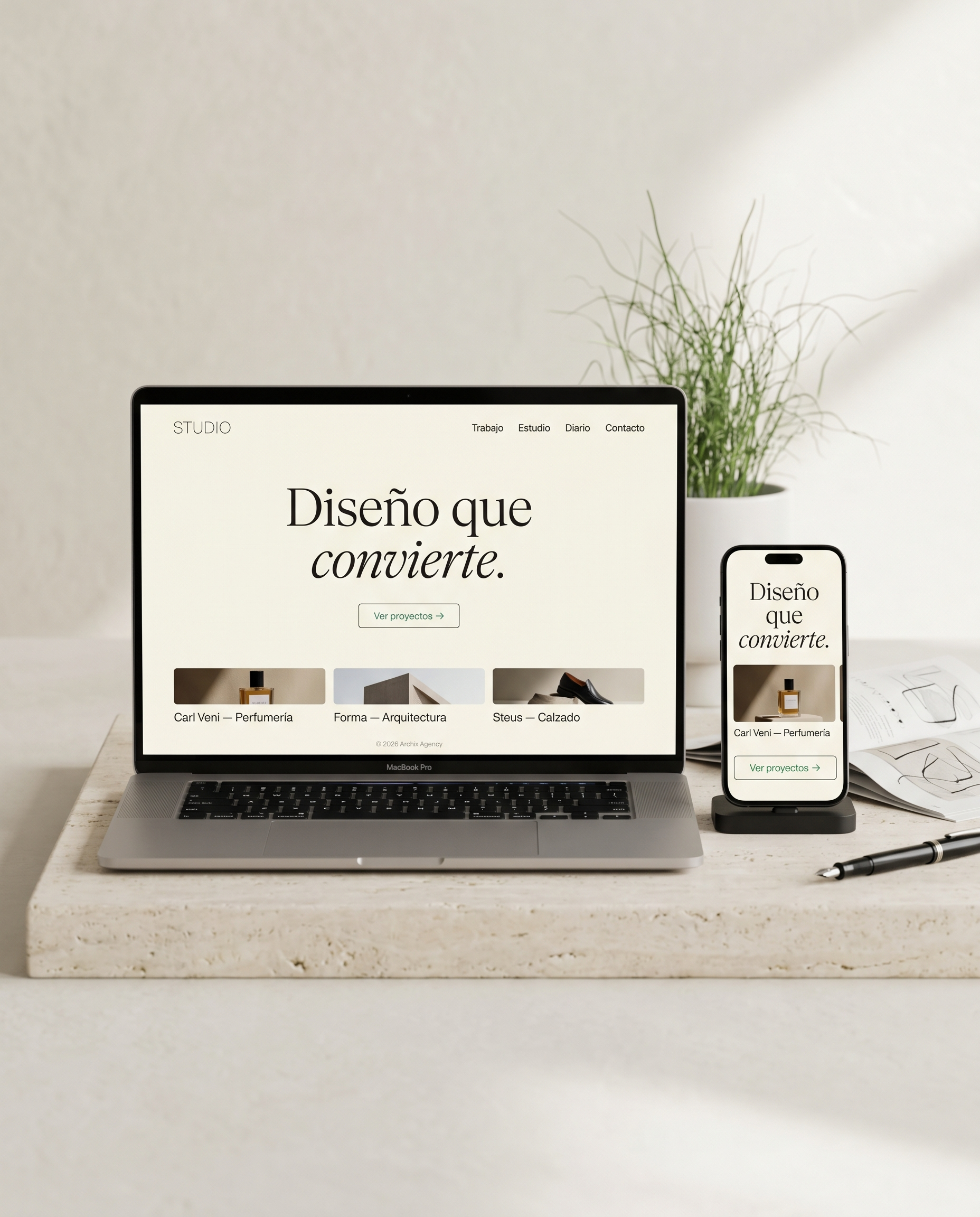 Mockup de web Studio en portátil y móvil